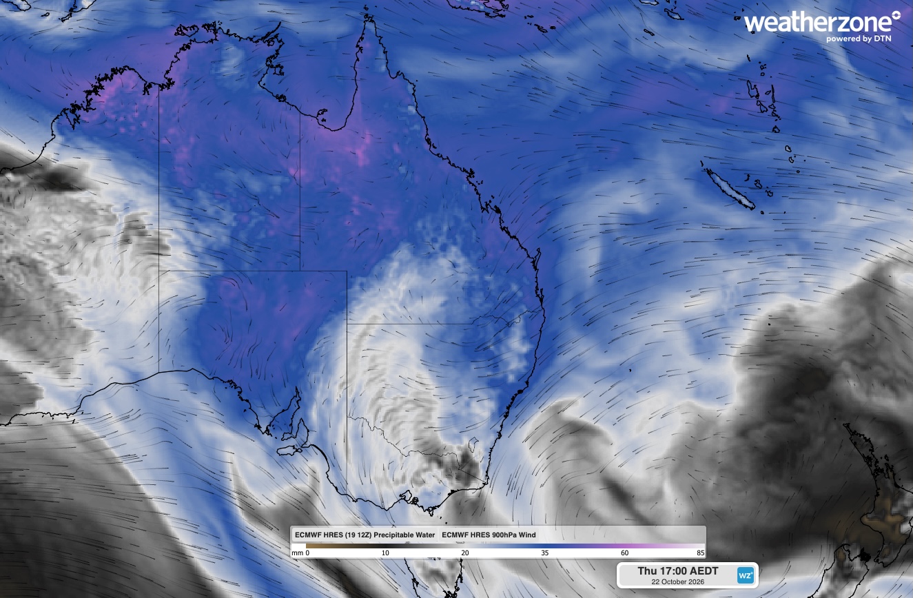 Forecast precipitable water and 900 hPa winds at 5pm AEDT on Thursday, October 22, 2026, showing low-level winds carrying moisture towards Australia from the east. Source: Weatherzone.
