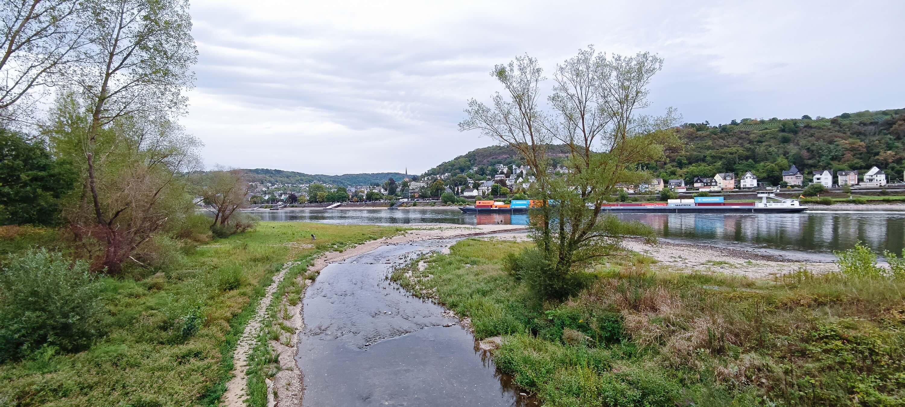 2021 verwüstete das Ahr-Hochwasser die Region, diesen Sommer versickerte die Ahr zeitweise an der Rheinmündung (RP) 27.8.2026. Foto: Andre Hergemöller.